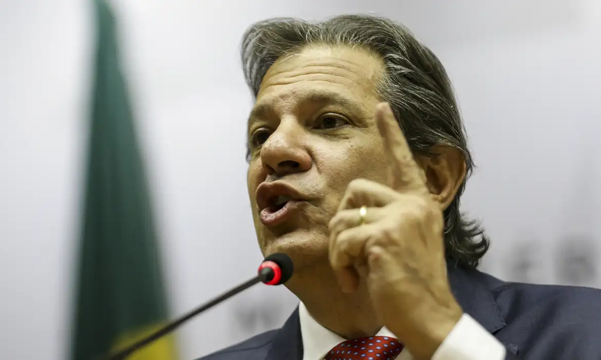 Haddad: "Nós estamos falando da execução orçamentária de 2024, nós vamos ter que fazer uma contenção de R$ 15 bilhões para atender ao arcabouço fiscal"/foto: EBC Haddad: "Nós estamos falando da execução orçamentária de 2024, nós vamos ter que fazer uma contenção de R$ 15 bilhões para atender ao arcabouço fiscal"/foto: EBC
