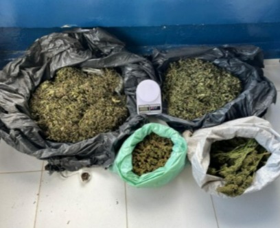 Os policiais ainda apreenderam 8kg de maconha pronta para o consumo, 19g de haxixe e uma balança de precisão/Foto: Reprodução/PMPE Os policiais ainda apreenderam 8kg de maconha pronta para o consumo, 19g de haxixe e uma balança de precisão/Foto: Reprodução/PMPE
