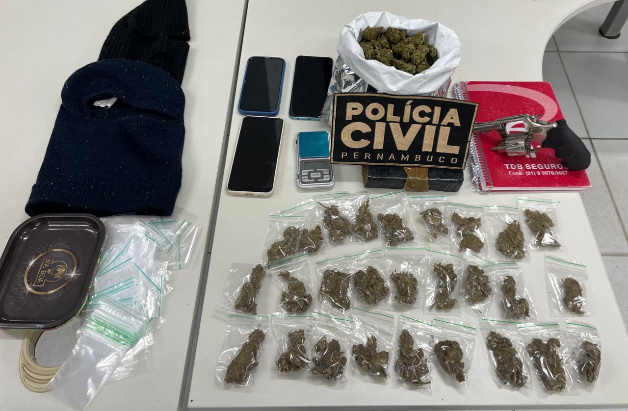 Arma e drogas foram aprendidas/Foto: Polícia Civil Arma e drogas foram aprendidas/Foto: Polícia Civil