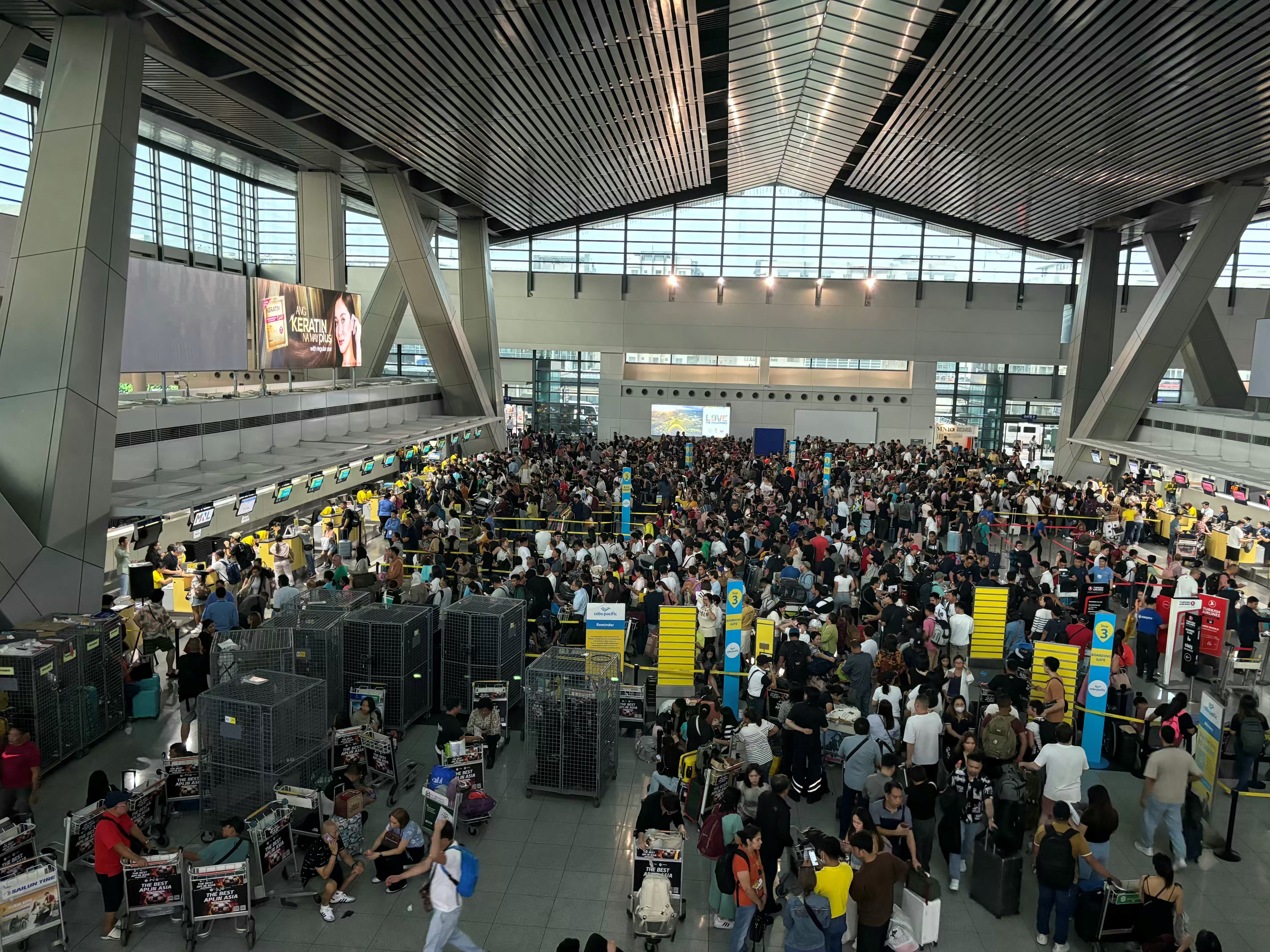 Passageiros no Aeroporto Internacional Ninoy Aquino, em Manila