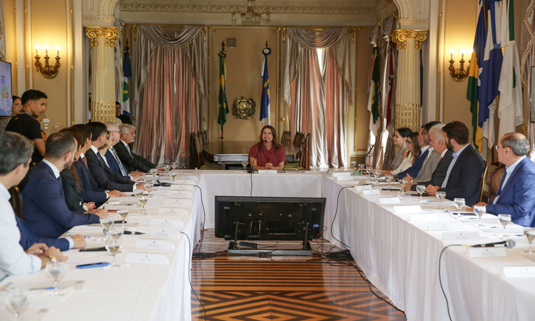 No encontro, a governadora agradeceu pela união em torno da resolução do problema e anunciou que o primeiro edifício condenado que integra a lista de imóveis que serão indenizados foi demolido/Foto: Rafael Vieira/DP Foto