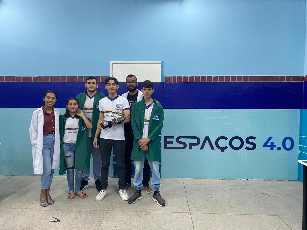 O desenvolvimento do item, chamado de luva GrovETE, teve início em junho de 2023 e envolveu, inicialmente, quatro estudantes e dois professores da escola/Foto: Reprodução/Arquivo pessoal O desenvolvimento do item, chamado de luva GrovETE, teve início em junho de 2023 e envolveu, inicialmente, quatro estudantes e dois professores da escola/Foto: Reprodução/Arquivo pessoal