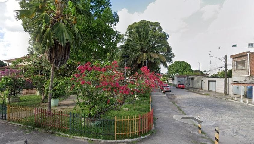O crime aconteceu em uma praça, próximo a uma escola, no bairro do Cordeiro, na Zona Oeste do Recife/Foto: Reprodução/Google Street View O crime aconteceu em uma praça, próximo a uma escola, no bairro do Cordeiro, na Zona Oeste do Recife/Foto: Reprodução/Google Street View