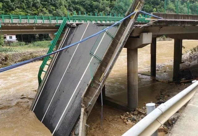 Pelo menos 12 pessoas morreram no desabamento e 31 estão desaparecidas/foto: Xinhua Pelo menos 12 pessoas morreram no desabamento e 31 estão desaparecidas/foto: Xinhua