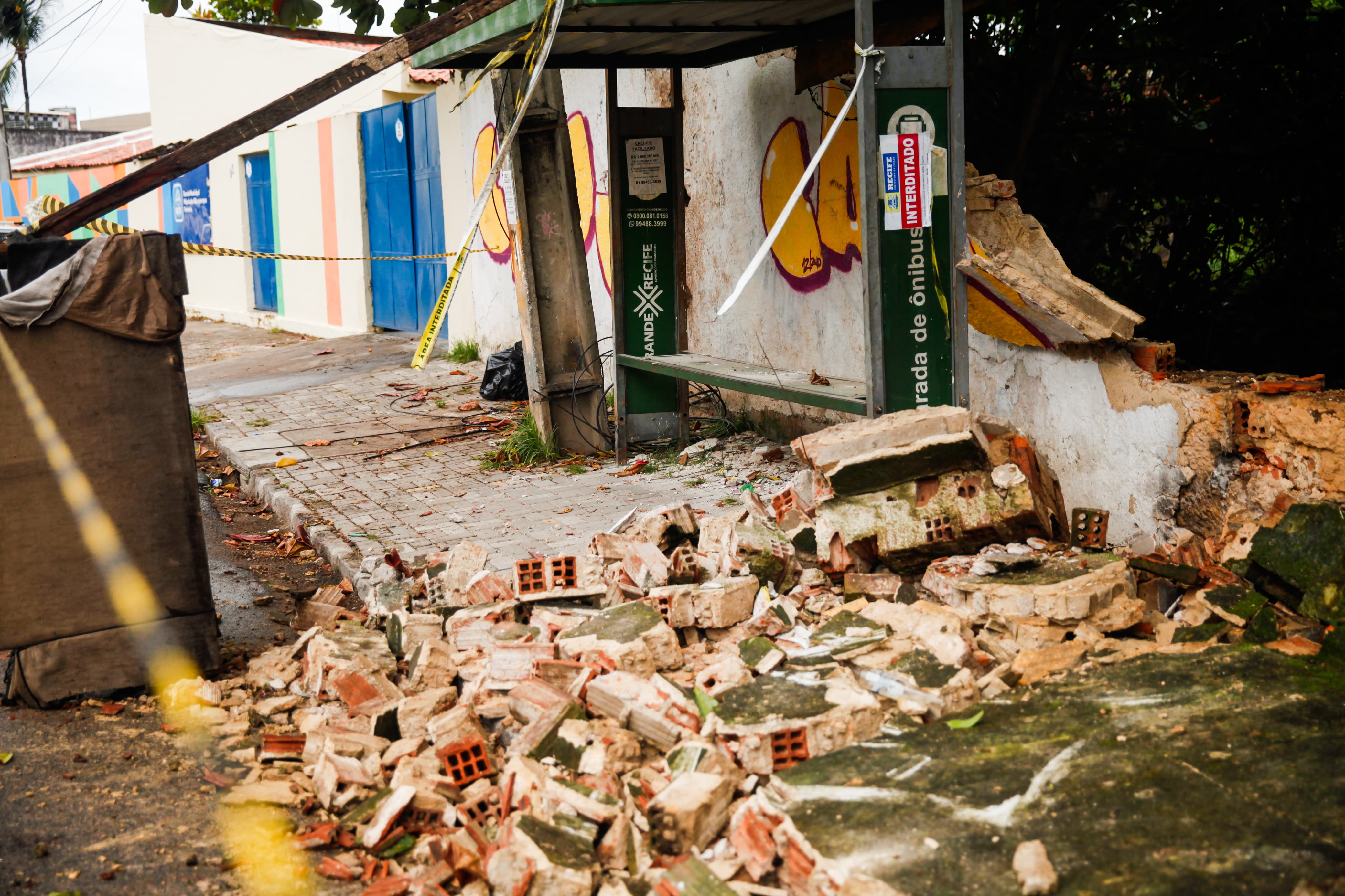 A reportagem do Diario de Pernambuco esteve no local e fez resgistros da queda do muro./Foto: Sandy James/DP Foto A reportagem do Diario de Pernambuco esteve no local e fez resgistros da queda do muro./Foto: Sandy James/DP Foto