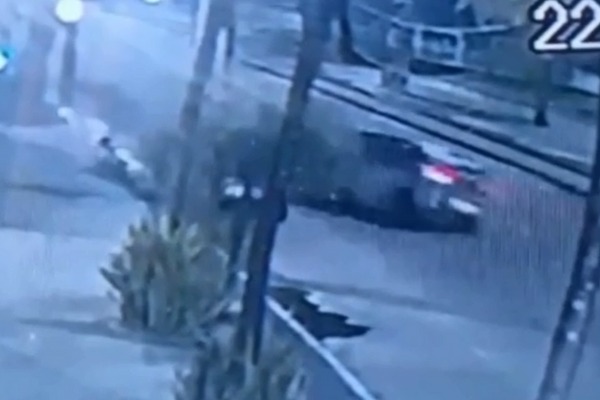 O carro estava em alta velocidade, saiu da faixa da direita para a esquerda e colidiu com a árvore/Foto: Reprodução/Redes sociais O carro estava em alta velocidade, saiu da faixa da direita para a esquerda e colidiu com a árvore/Foto: Reprodução/Redes sociais