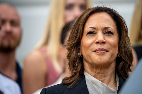 Ela não só recebeu o ''total apoio e endosso'' de Biden, mas também do ex-presidente Bill Clinton/Créditos: ANDREW HARNIK / GETTY IMAGES NORTH AMERICA / GETTY IMAGES VIA AFP