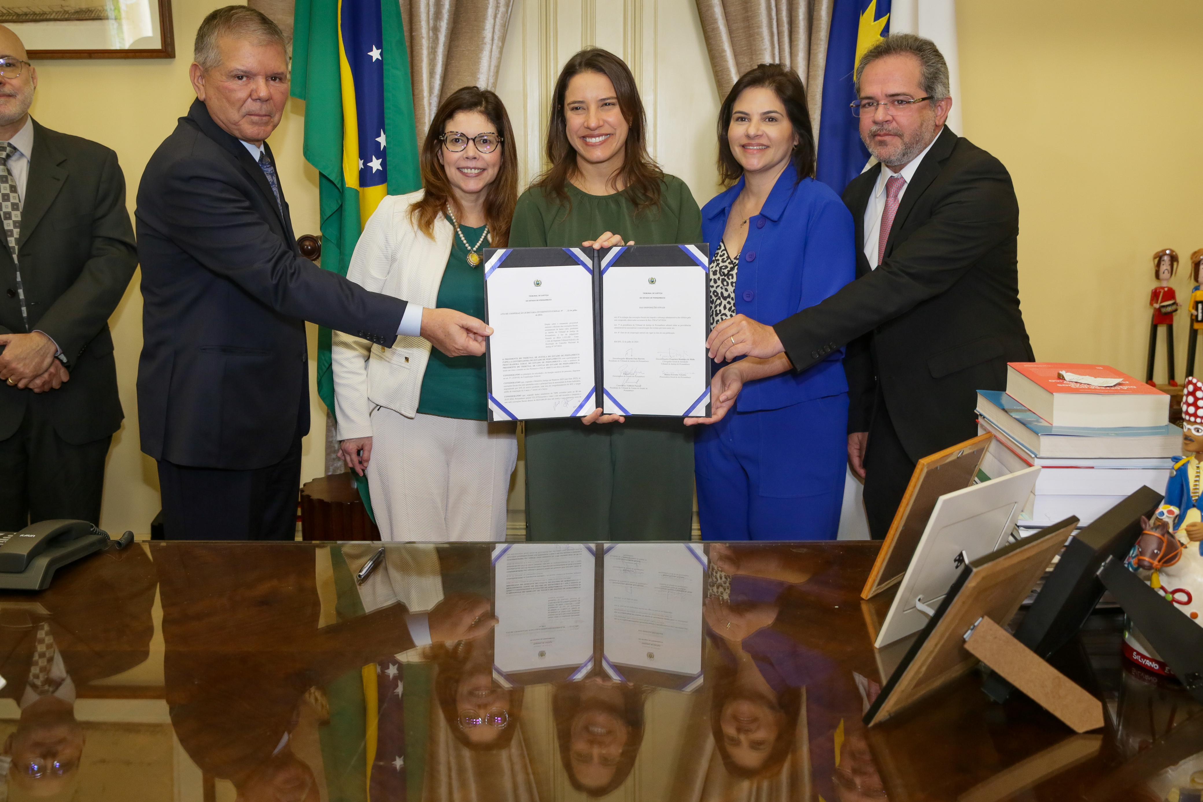 Acordo foi asinado por Raquel Lyra com TCE, MPPE e TJPE/Foto: Rafael Vieira/ DP Acordo foi asinado por Raquel Lyra com TCE, MPPE e TJPE/Foto: Rafael Vieira/ DP