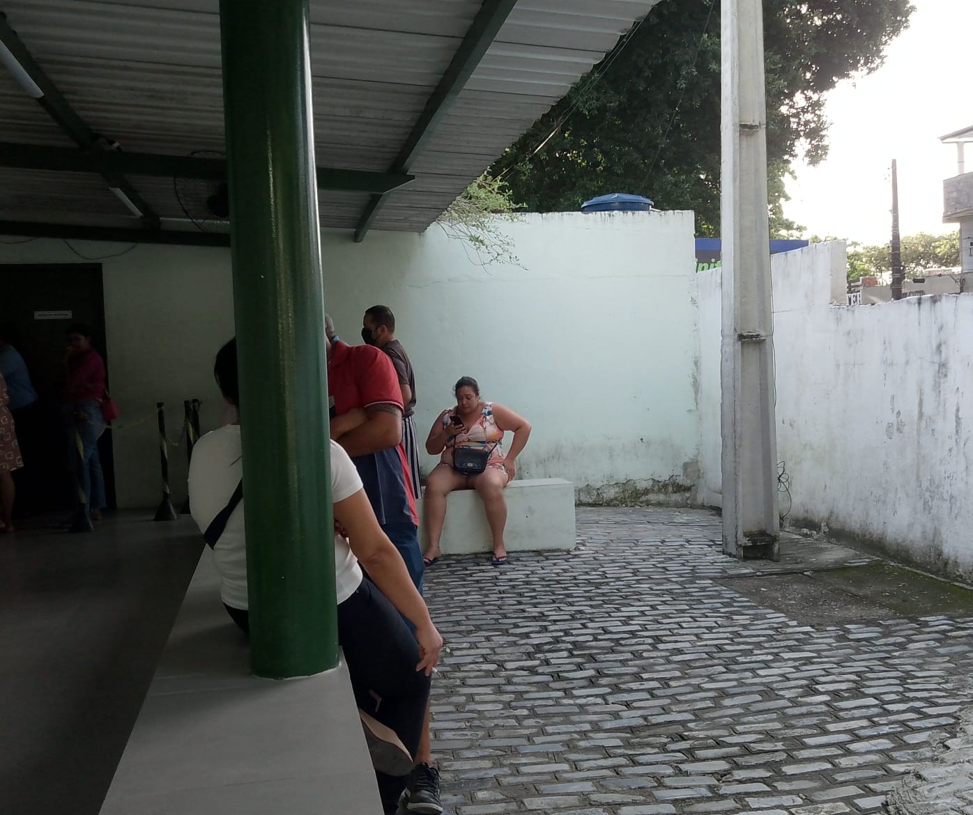 Parentes de vítima de acidente grave foram ao IML, na área Central do Recife