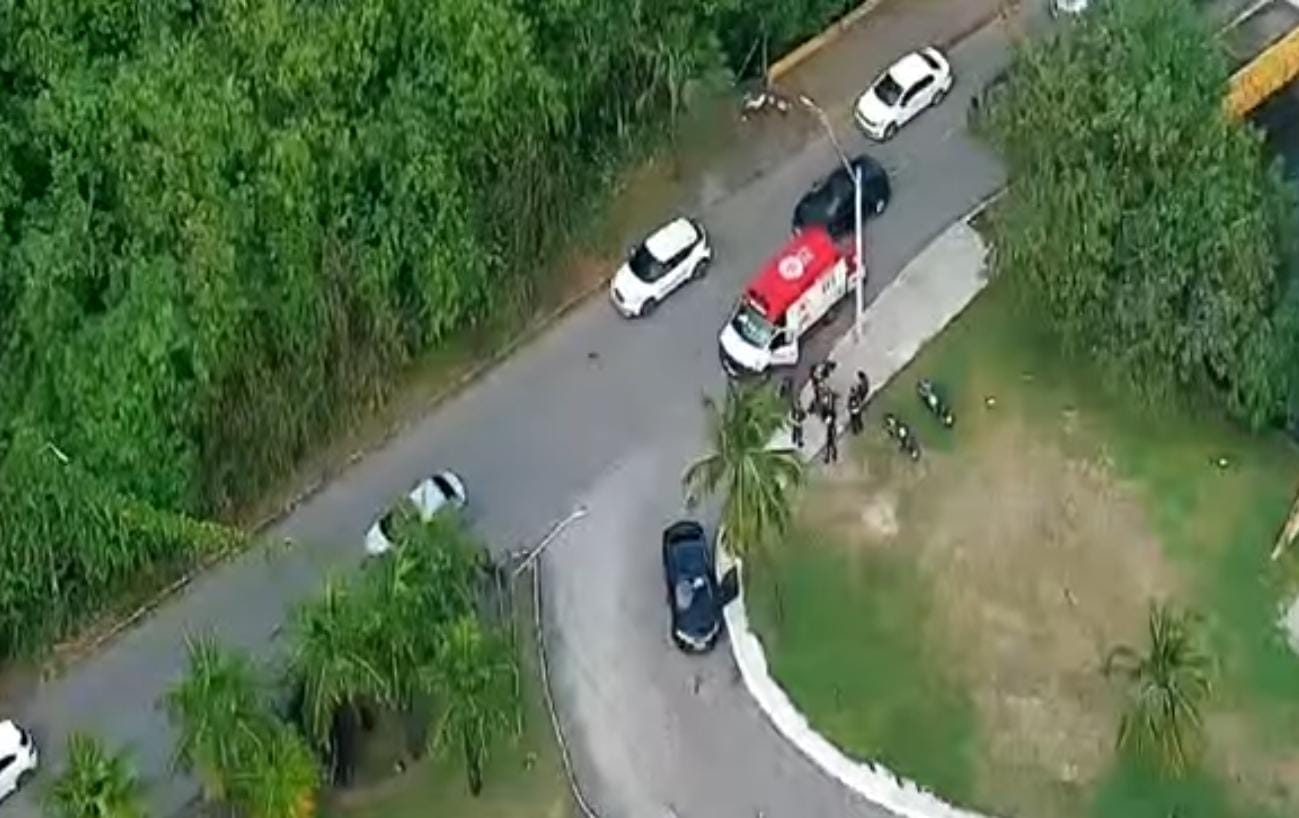 C&acirc;meras da Autarquia de Tr&acirc;nsito e Transporte Urbano do Recife (CTTU) mostram o momento em que a v&iacute;tima recebe os primeiros socorros dos profissionais da sa&uacute;de do Samu/Foto: Reprodu&ccedil;&atilde;o/TV Guararapes