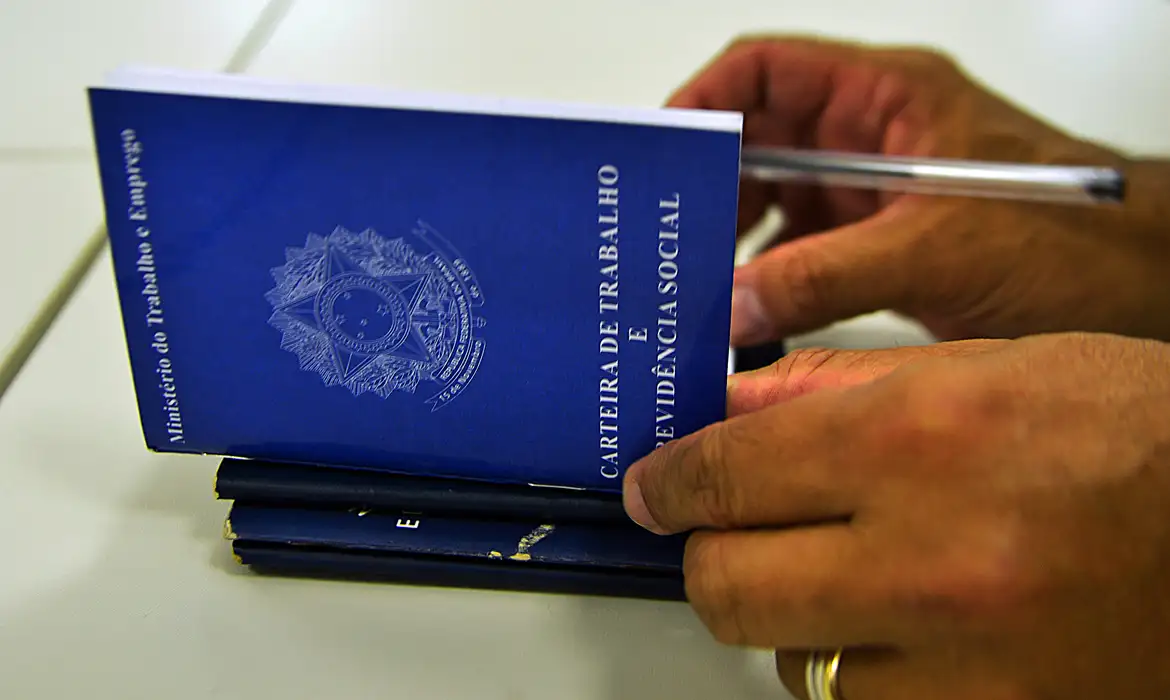 A consulta de vagas de emprego e o encaminhamento à empresa pode ser realizado de forma online ou presencialmente, através das unidades da Agência do Trabalho/Foto: Marcelo Casal Jr/Agência Brasil A consulta de vagas de emprego e o encaminhamento à empresa pode ser realizado de forma online ou presencialmente, através das unidades da Agência do Trabalho/Foto: Marcelo Casal Jr/Agência Brasil