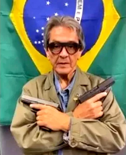 Mas em setembro a candidatura de Roberto Jefferson foi cancelada pelo TSE, o Tribunal Superior Eleitoral. Mesmo em prisão domiciliar (condenado pela participação no Mensalão), ele estava tentando ser Presidente da República/foto: Reprodução/Instagram Mas em setembro a candidatura de Roberto Jefferson foi cancelada pelo TSE, o Tribunal Superior Eleitoral. Mesmo em prisão domiciliar (condenado pela participação no Mensalão), ele estava tentando ser Presidente da República/foto: Reprodução/Instagram