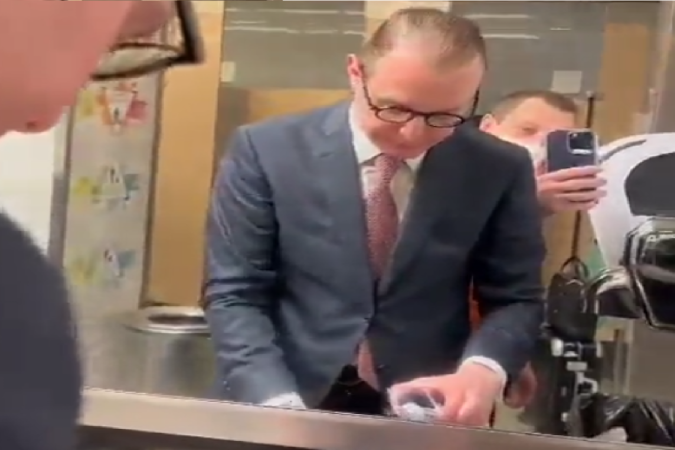 Ofensas ocorreram no banheiro do Aeroporto JK. O homem ter&aacute; que pagar a indeniza&ccedil;&atilde;o e as custas do processo/foto: Reprodu&ccedil;&atilde;o/ Twitter