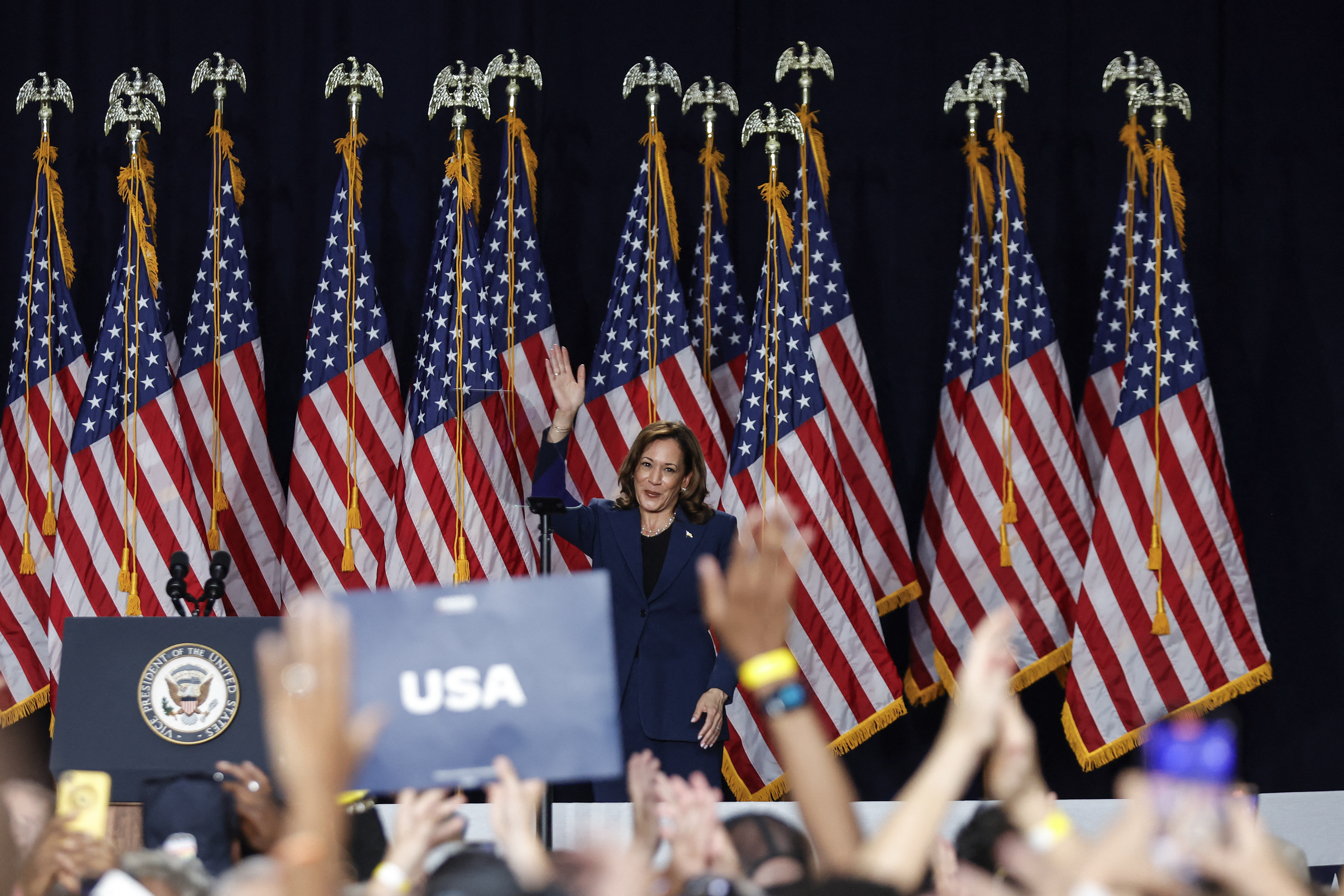 A vice-presidente dos Estados Unidos e provável candidata à Presidência, Kamala Harris/foto: KAMIL KRZACZYNSKI / AFP A vice-presidente dos Estados Unidos e provável candidata à Presidência, Kamala Harris/foto: KAMIL KRZACZYNSKI / AFP