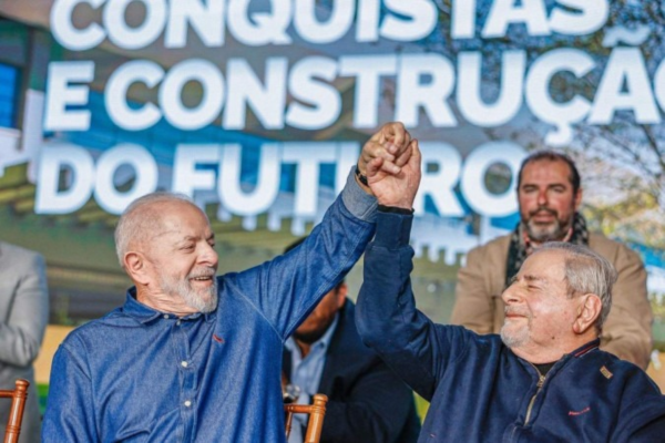 Lula saúda o escritor Raduan Nassar, cuja fazenda doou à UFSCar para que fosse levantado o campus Lagoa do Sino, que faz 10 anos/Crédito: Ricardo Stuckert/PR Lula saúda o escritor Raduan Nassar, cuja fazenda doou à UFSCar para que fosse levantado o campus Lagoa do Sino, que faz 10 anos/Crédito: Ricardo Stuckert/PR