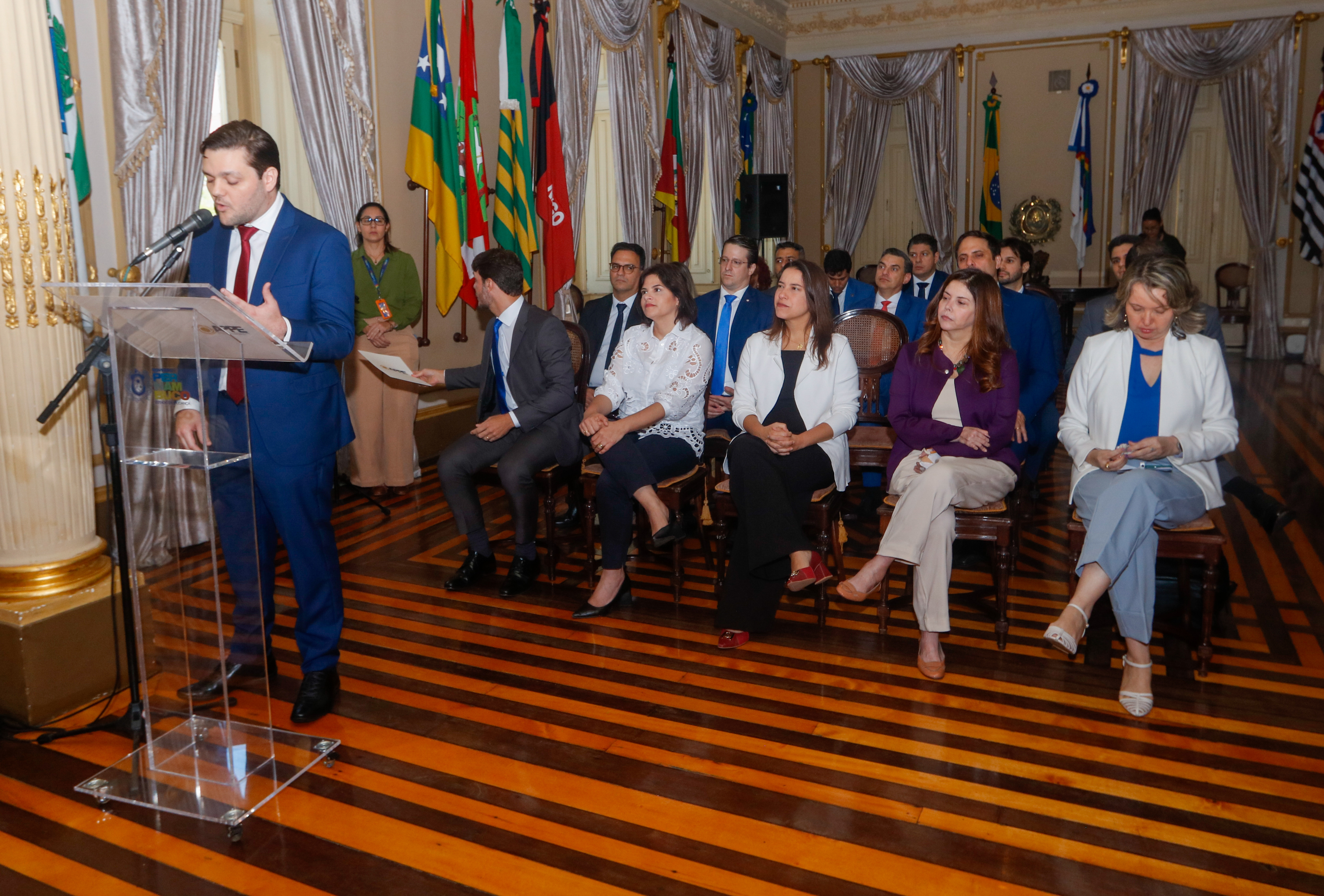 Na foto, Márcio Winicius discursa. 