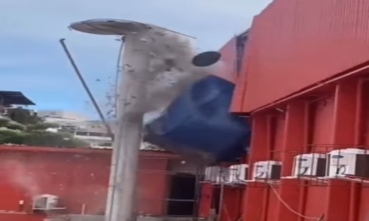 No vídeo, é possível observar que a estrutura construída para receber a caixa d'água não aguentou o peso e começou a ruir/Foto: Reprodução/Redes Sociais No vídeo, é possível observar que a estrutura construída para receber a caixa d'água não aguentou o peso e começou a ruir/Foto: Reprodução/Redes Sociais