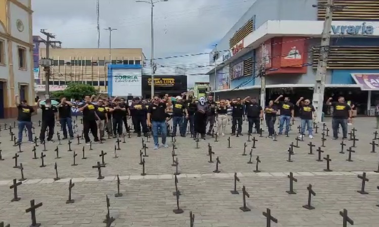Centenas de cruzes foram colocadas para simbolizar as vidas perdidas por viol&ecirc;ncia, no marco zero de Caruaru, no Agreste do estado/Foro: Divulga&ccedil;&atilde;o