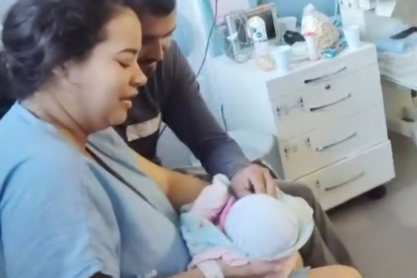 Bebê Isabela de volta ao colo dos pais/Crédito: Rede de Noticias