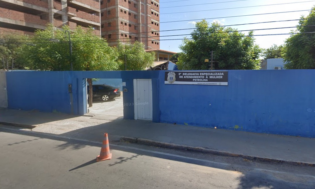 Segundo o delegado Gregório Ribeiro, que atua na Delegacia da Mulher do município, o suspeito já havia cometido crimes semelhantes em Paulo Afonso, na Bahia, e em Petrolina, e estava em liberdade condicional no momento da prisão/Foto: Reprodução/Google Street View Segundo o delegado Gregório Ribeiro, que atua na Delegacia da Mulher do município, o suspeito já havia cometido crimes semelhantes em Paulo Afonso, na Bahia, e em Petrolina, e estava em liberdade condicional no momento da prisão/Foto: Reprodução/Google Street View