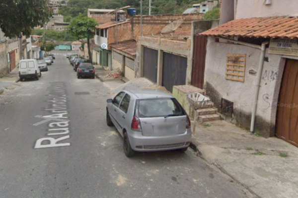 Residência onde aconteceu o crime nesta manhã de quinta-feira (25)/Crédito: Google Street View/Reprodução Residência onde aconteceu o crime nesta manhã de quinta-feira (25)/Crédito: Google Street View/Reprodução