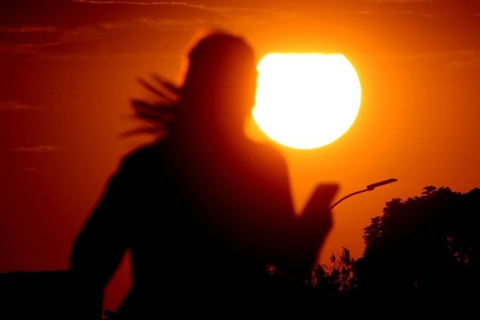 "O que está acontecendo é que nas últimas décadas está tendo um aumento gradual da temperatura média do globo, e não é só aqui no Brasil. E as chuvas estão diminuindo", a diz meteorologista Andrea Ramos, do Inmet/foto: Minervino Júnior/CB/D.A.Press "O que está acontecendo é que nas últimas décadas está tendo um aumento gradual da temperatura média do globo, e não é só aqui no Brasil. E as chuvas estão diminuindo", a diz meteorologista Andrea Ramos, do Inmet/foto: Minervino Júnior/CB/D.A.Press