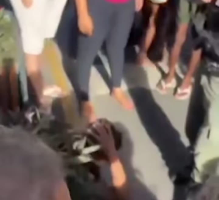 Um vídeo que circula nas redes sociais mostra momentos após o homem ter sido agredido por populares na Avenida Conda da Boa Vista, no Centro do Recife/Foto: Reprodução/Redes Sociais Um vídeo que circula nas redes sociais mostra momentos após o homem ter sido agredido por populares na Avenida Conda da Boa Vista, no Centro do Recife/Foto: Reprodução/Redes Sociais