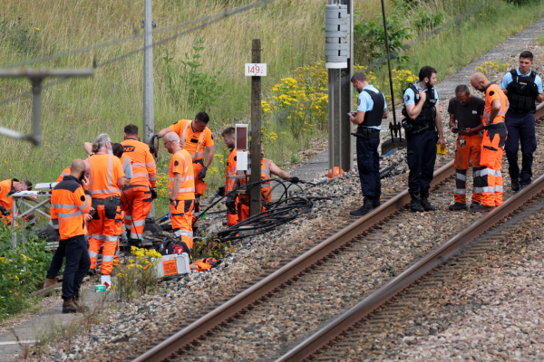 Funcionários da SNCF e policiais franceses inspecionam o local de um suposto ataque à rede ferroviária de alta velocidade em Croiselles, norte da França/Crédito: DENIS CHARLET / AFP Funcionários da SNCF e policiais franceses inspecionam o local de um suposto ataque à rede ferroviária de alta velocidade em Croiselles, norte da França/Crédito: DENIS CHARLET / AFP