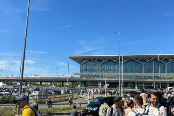 A evacuação do aeroporto na França próximo da Suiça aconteceu depois da sabotagem no sistema de metrô de Paris/Crédito: Reprodução / x A evacuação do aeroporto na França próximo da Suiça aconteceu depois da sabotagem no sistema de metrô de Paris/Crédito: Reprodução / x