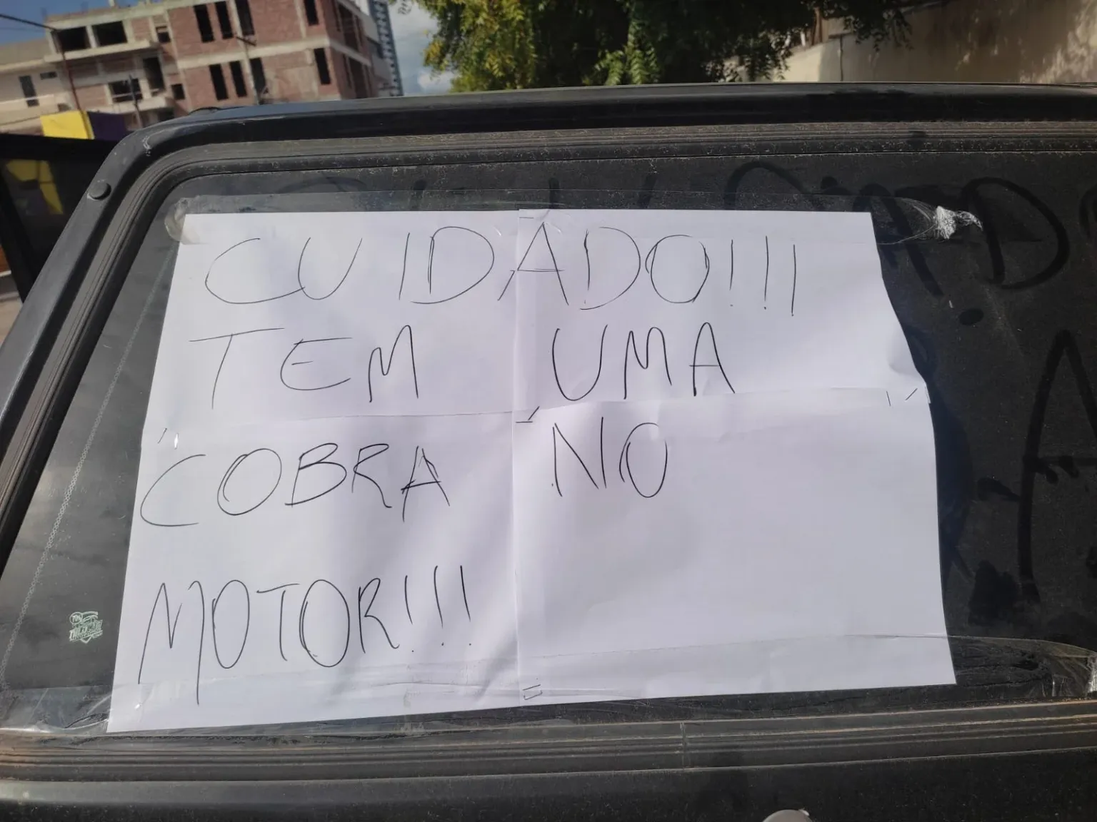 A princípio, o proprietário do Fiat Uno, o comunicador Maurício Sobrinho, suspeitou do primeiro recado, mas percebeu que era algo mais sério quando viu o segundo aviso/Foto: Reprodução/Twitter