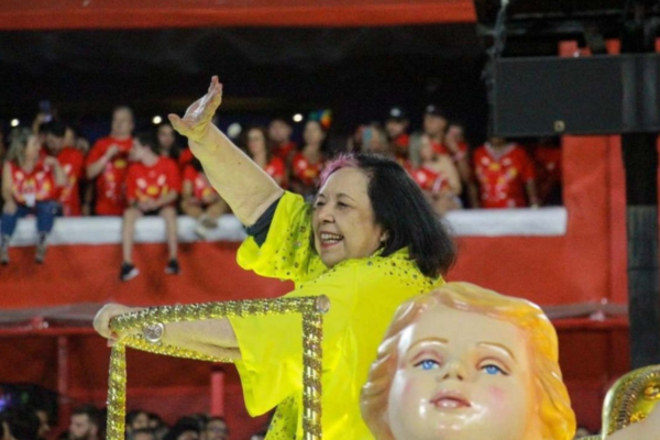 Rosa Magalhães, carnavalesca da Imperatriz Leopoldinense, acena para o público durante desfile; ela morreu aos 77 anos/crédito: Talita Giudice / Super Rádio Tupi Rosa Magalhães, carnavalesca da Imperatriz Leopoldinense, acena para o público durante desfile; ela morreu aos 77 anos/crédito: Talita Giudice / Super Rádio Tupi