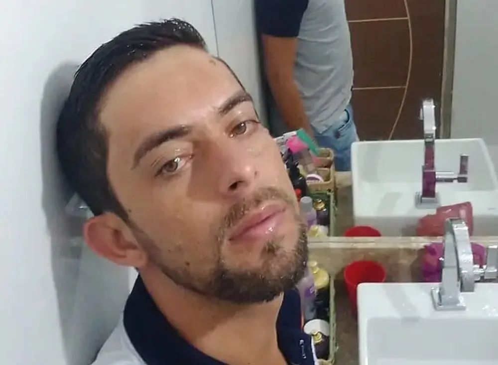 Na época, as investigações apontaram que o assassinato do filho de J. Borges aconteceu porque Emerson teria negado uma bebida ao suspeito/Foto: Reprodução/Redes Sociais Na época, as investigações apontaram que o assassinato do filho de J. Borges aconteceu porque Emerson teria negado uma bebida ao suspeito/Foto: Reprodução/Redes Sociais