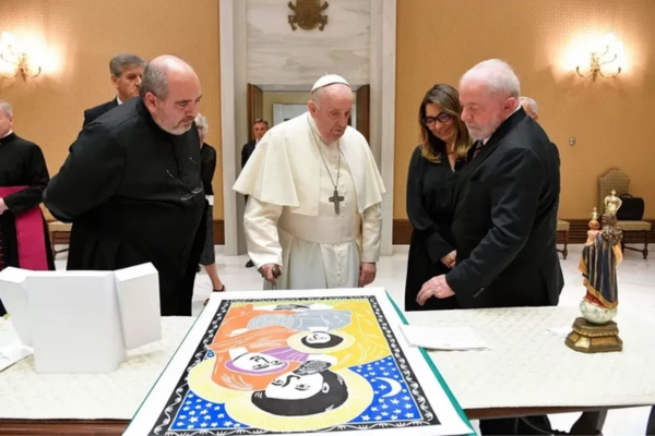 Lula e Janja observando quadro do brasileiro J. Borges/Crédito: Reprodução / Vaticano