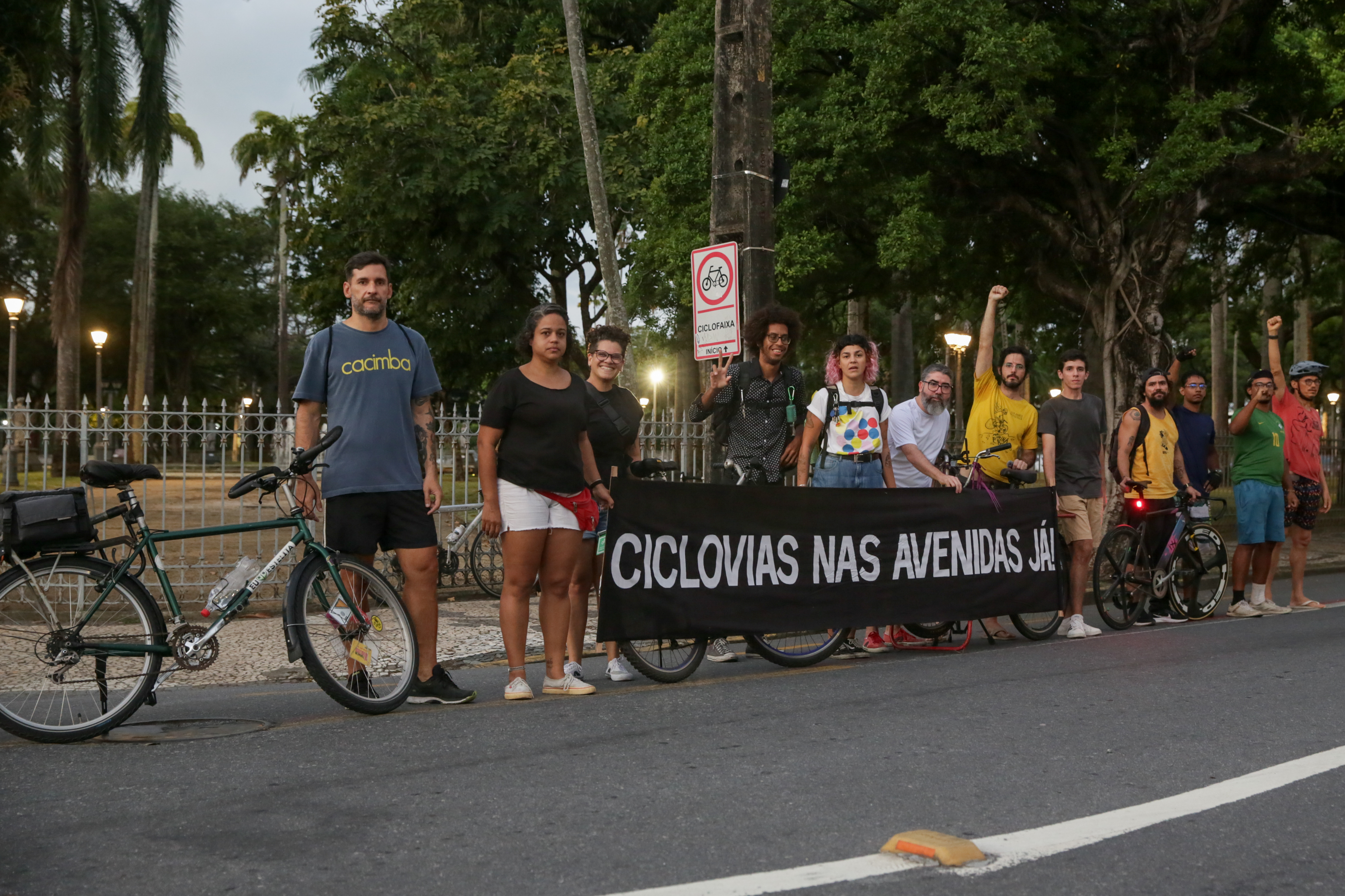Os manifestante se reuniram nesta sexta (26), no bairro de Santo Ant&ocirc;nio, no Centro do Recife/Foto: Rafael Vieira/DP