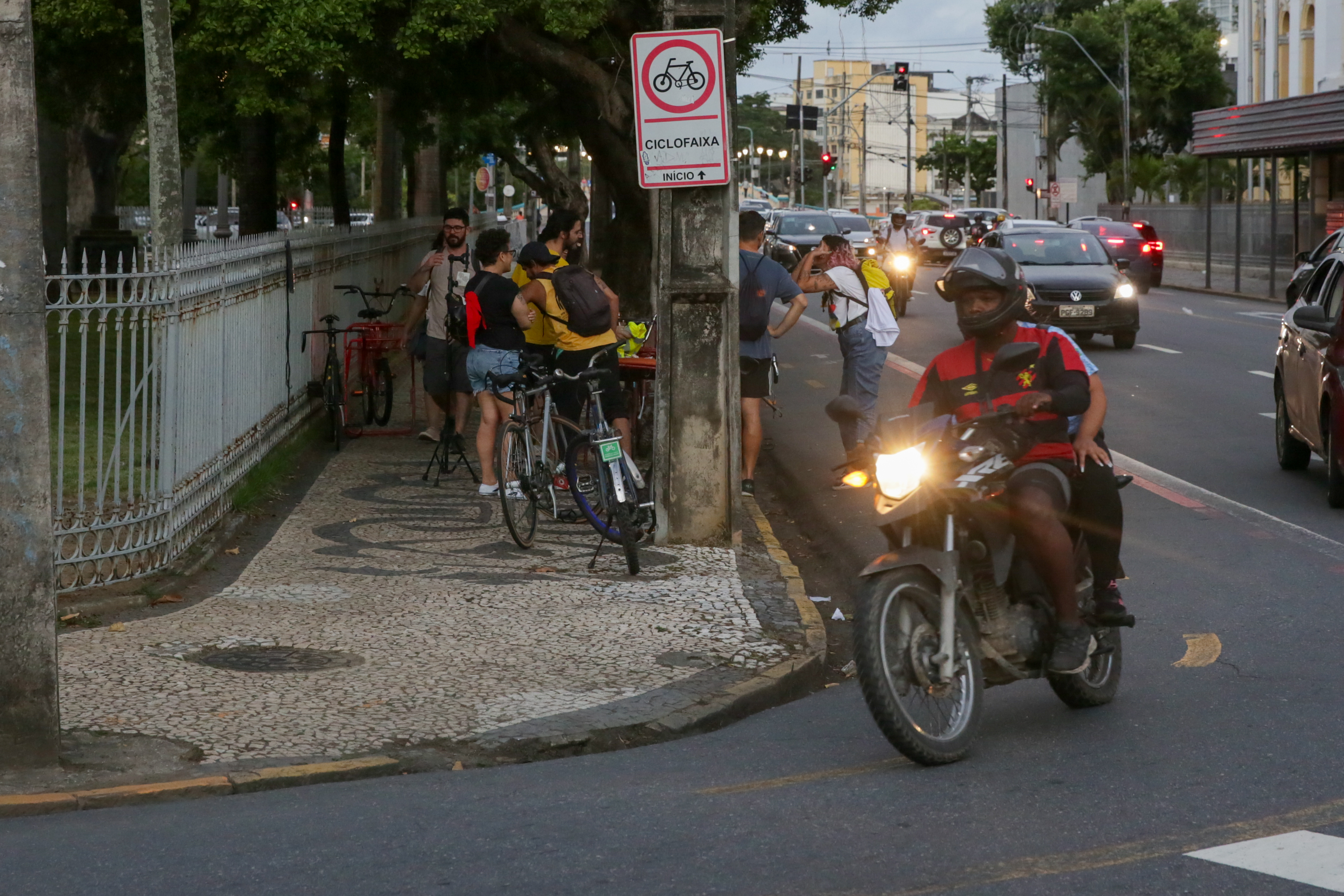 Ciclistas denunciam o desrespeito de motoristas e motociclistas que invadem as ciclofaixas, espaço destinado ao fluxo de bicicletas  