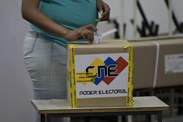 Uma mulher vota durante as eleições presidenciais venezuelanas, em Caracas/Crédito: YURI CORTEZ / AFP Uma mulher vota durante as eleições presidenciais venezuelanas, em Caracas/Crédito: YURI CORTEZ / AFP