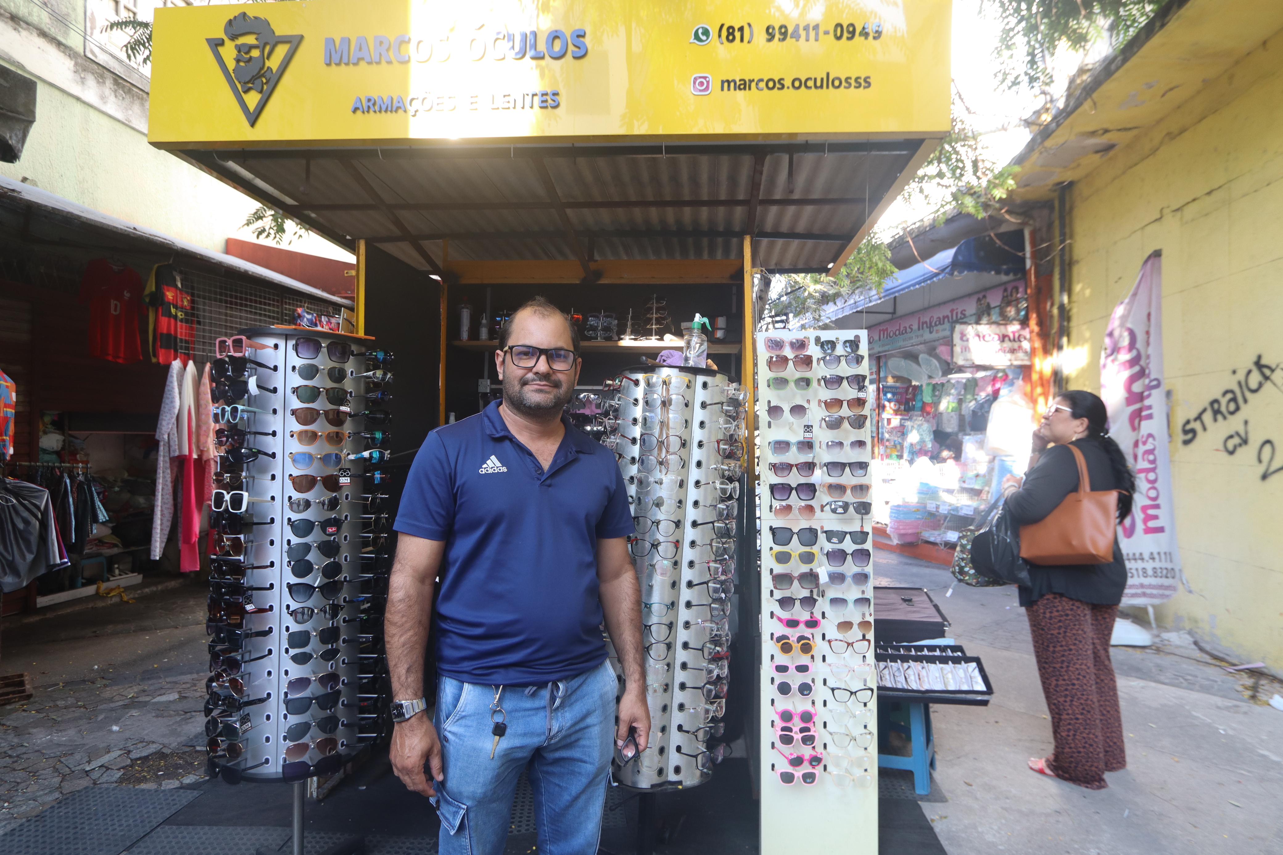 O vendedor de óculos Marcos Paulo, que também atua no bairro de Santo Amaro, aderiu ao Pix desde o seu surgimento