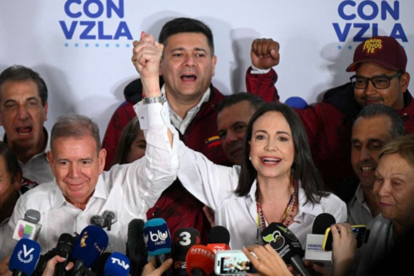María Corina Machado (D) e o candidato Edmundo González Urrutia (E) pediram vigília aos eleitores nos centros de votação
