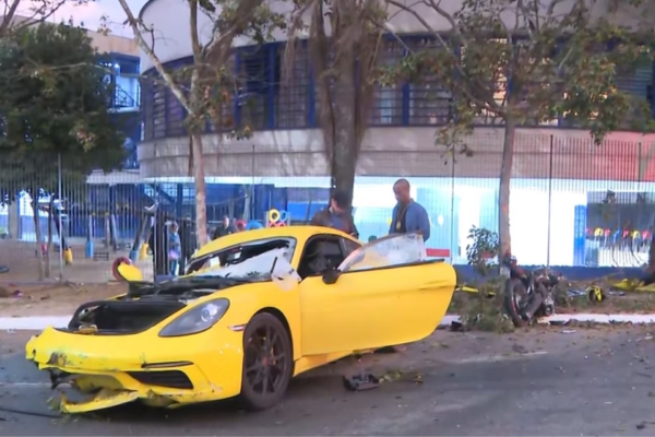 Carro Porsche amarelo com a frente destruída. Ao fundo, destroços de uma motocicleta/Crédito: Reprodução/TV Globo Carro Porsche amarelo com a frente destruída. Ao fundo, destroços de uma motocicleta/Crédito: Reprodução/TV Globo