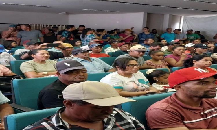 Durante a ocupa&ccedil;&atilde;o, os agricultores tamb&eacute;m tomaram o audit&oacute;rio do Incra para acompanhar a apresenta&ccedil;&atilde;o dos dados dos conflitos ocorridos em Pernambuco no ano de 2023/Foto: Reprodu&ccedil;&atilde;o/Redes Sociais