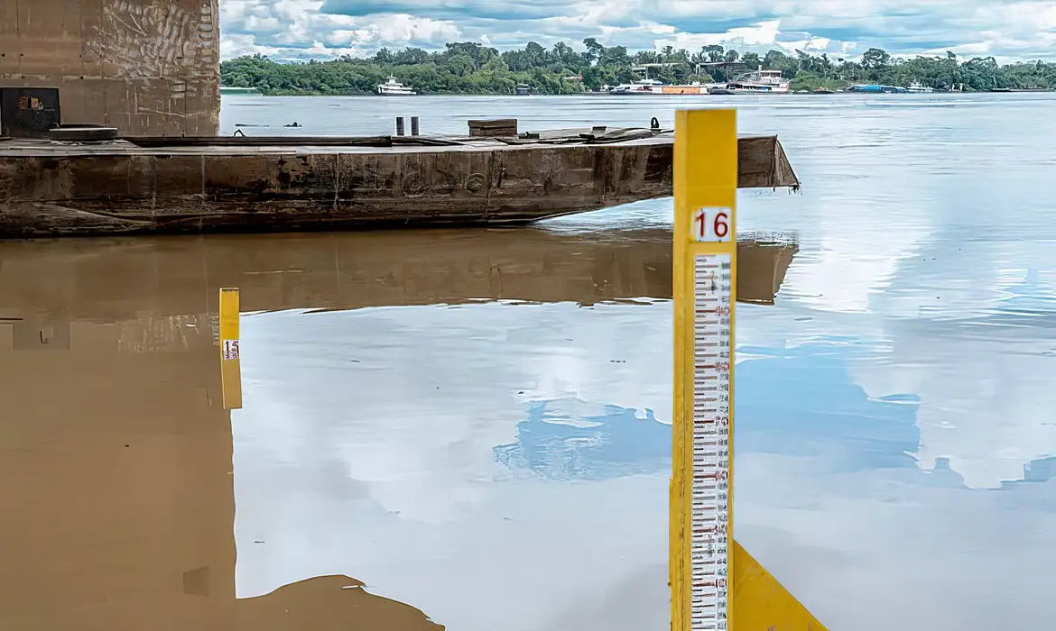 Região Norte passa por uma seca que já afeta o abastecimento de água e o transporte aquaviário/Foto: Defesa Civil/Porto Velho Região Norte passa por uma seca que já afeta o abastecimento de água e o transporte aquaviário/Foto: Defesa Civil/Porto Velho
