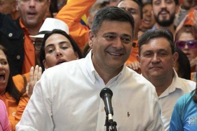 Ao ser detido pelas forças de segurança, Freddy Solano arremessou o celular, mas o aparelho foi recuperado pelos agentes/Foto: FEDERICO PARRA / AFP Ao ser detido pelas forças de segurança, Freddy Solano arremessou o celular, mas o aparelho foi recuperado pelos agentes/Foto: FEDERICO PARRA / AFP