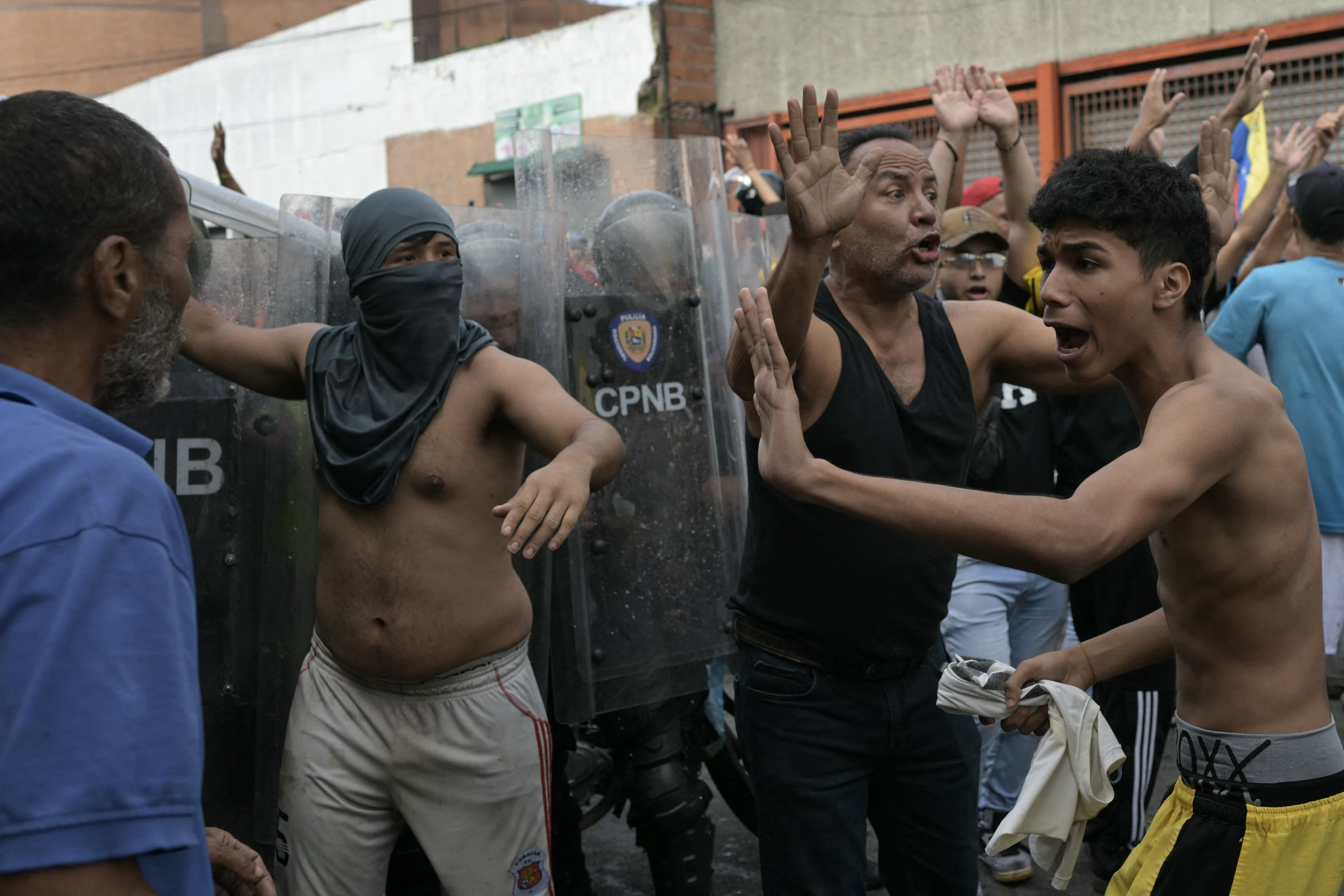 Manifestantes tentam se acalmar entre si enquanto entram em confronto com policiais durante um protesto contra o governo do presidente venezuelano Nicolás Maduro em Caracas/Foto: YURI CORTEZ / AFP Manifestantes tentam se acalmar entre si enquanto entram em confronto com policiais durante um protesto contra o governo do presidente venezuelano Nicolás Maduro em Caracas/Foto: YURI CORTEZ / AFP