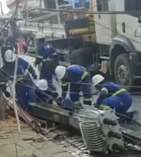 Um vídeo que circula nas redes sociais mostra momentos após em que um poste cai e atinge um trabalhador da empresa Energy, que presta serviço à Neoenergia/Foto: Reprodução/Redes Sociais Um vídeo que circula nas redes sociais mostra momentos após em que um poste cai e atinge um trabalhador da empresa Energy, que presta serviço à Neoenergia/Foto: Reprodução/Redes Sociais