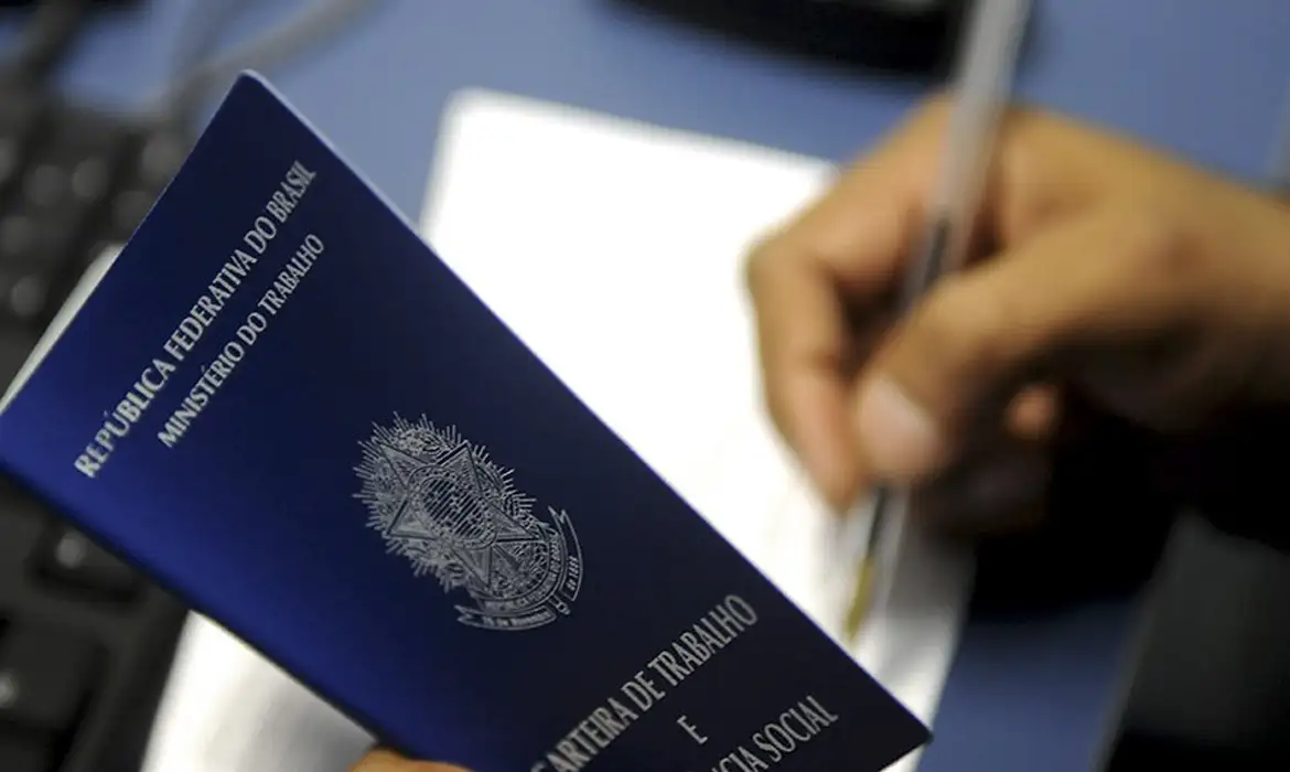 Há cargos disponíveis para garçom, recepcionista, padeiro, auxiliar de limpeza, estoquista, cuidador de idosos, vendedor interno, camareira, contador, engenheiro civil, mestre de obras, motorista de ônibus, entre outros/Foto: Agência Brasília Há cargos disponíveis para garçom, recepcionista, padeiro, auxiliar de limpeza, estoquista, cuidador de idosos, vendedor interno, camareira, contador, engenheiro civil, mestre de obras, motorista de ônibus, entre outros/Foto: Agência Brasília