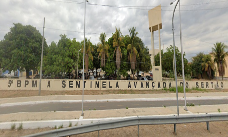 Os policiais do 5º BPM seguiram o veículo, acionaram as sirenes e solicitaram que o condutor parasse a retroescavadeira/Foto: Reprodução/Google Street View Os policiais do 5º BPM seguiram o veículo, acionaram as sirenes e solicitaram que o condutor parasse a retroescavadeira/Foto: Reprodução/Google Street View