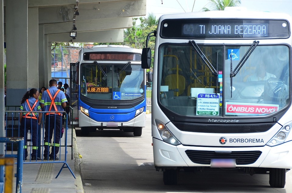 Motoristas de ônibus realizaram uma assembleia para discutir propostas oferecidas pelo Grande Recife Consórcio de Transportes Metropolitano/Foto: Governo do Estado/Divulgação Motoristas de ônibus realizaram uma assembleia para discutir propostas oferecidas pelo Grande Recife Consórcio de Transportes Metropolitano/Foto: Governo do Estado/Divulgação
