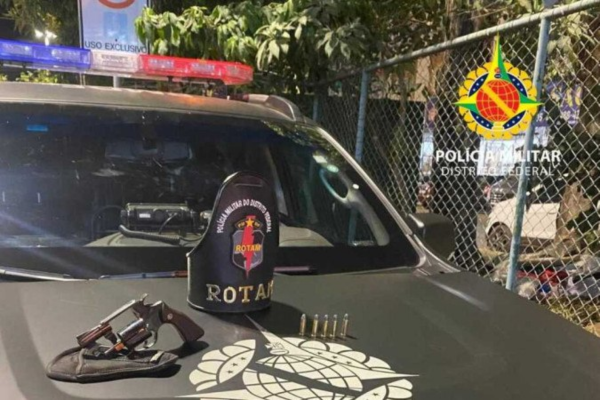 Em Taguatinga, os policiais encontraram a arma durante busca veicular/Crédito: Divulgação/PMDF