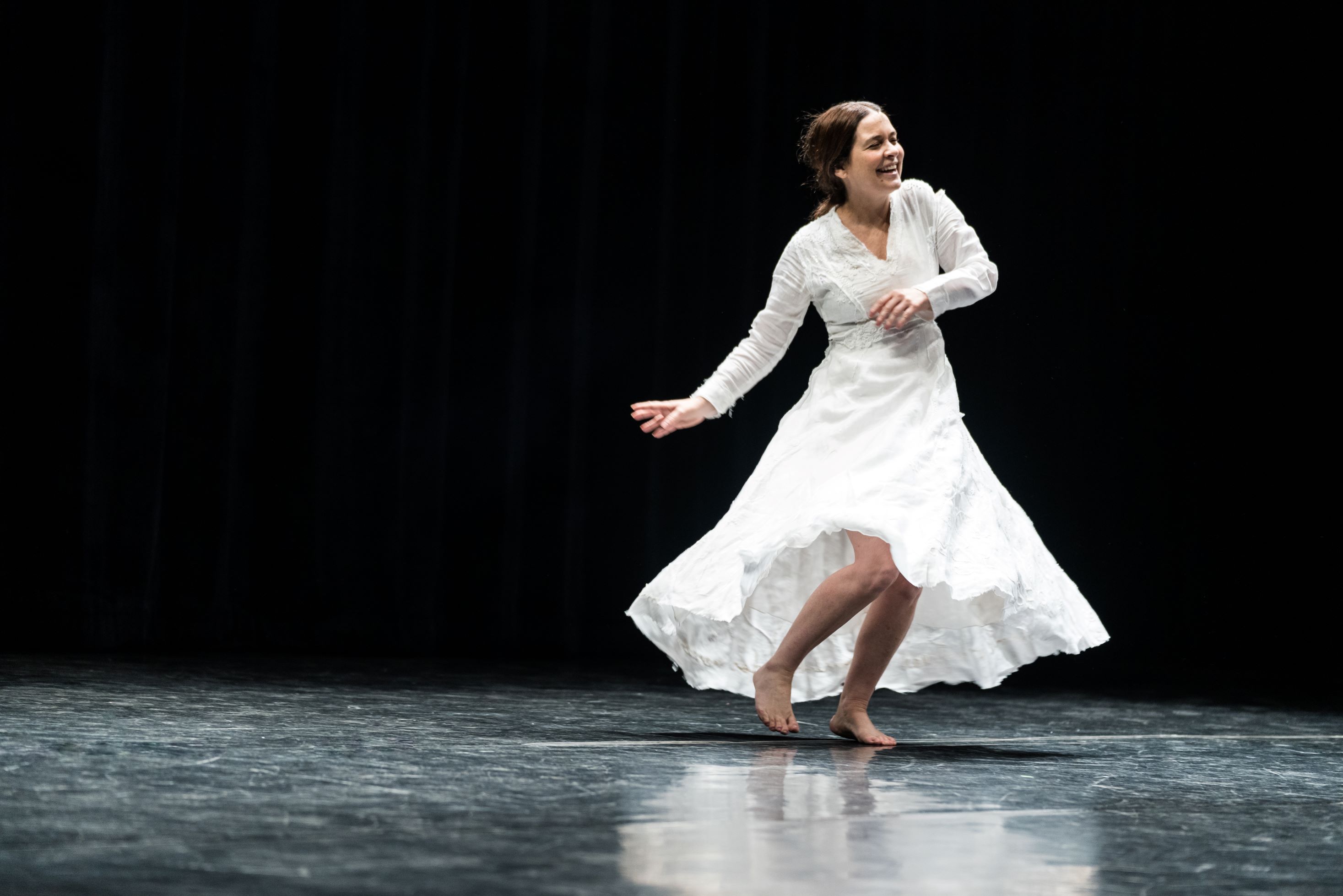 Atriz mergulhou na vida e obra de Virginia Woolf a partir de 2016 e chegou ao texto final após cinco anos dessa imersão/Foto: PABLO HENRIQUES/ DIVULGAÇÃO Atriz mergulhou na vida e obra de Virginia Woolf a partir de 2016 e chegou ao texto final após cinco anos dessa imersão/Foto: PABLO HENRIQUES/ DIVULGAÇÃO