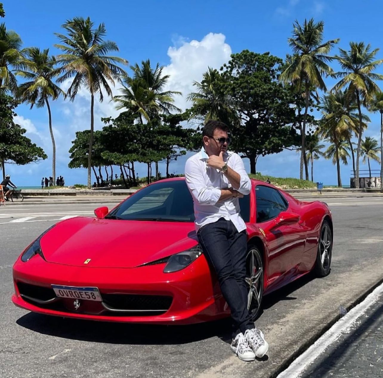 Xinxa da cebola ostenta Ferrari vermelha nas redes sociais/Foto: Redes Sociais Xinxa da cebola ostenta Ferrari vermelha nas redes sociais/Foto: Redes Sociais